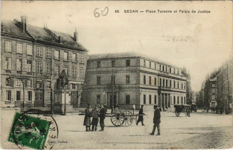 Carte postale ancienne Sedan - Place Turenne et Palais de Justice à Sedan