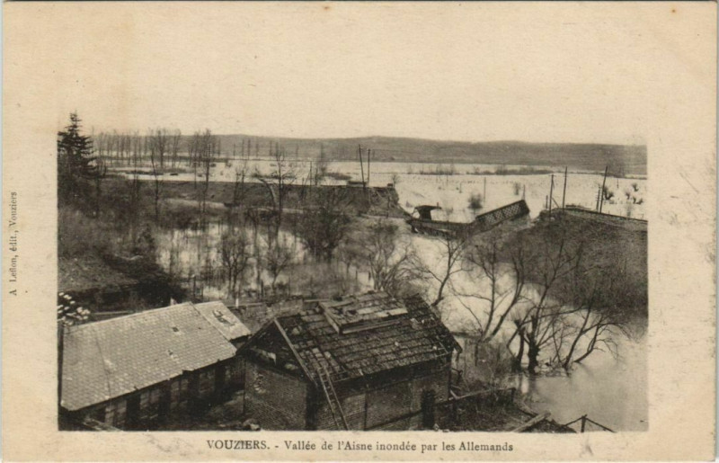 Carte postale ancienne Vouziers - Vallée de l'Aisne onondee par les Allemanda à Vouziers