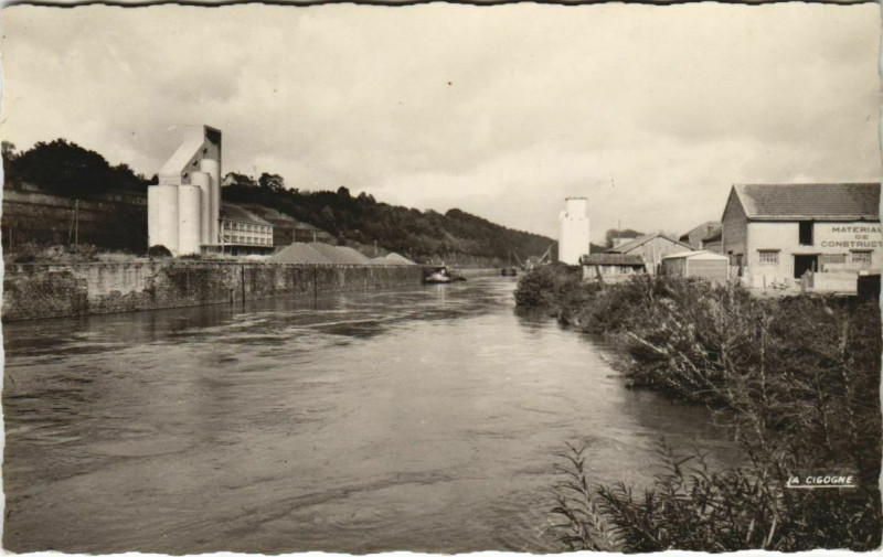 Carte postale ancienne Vouziers - Le Port sur l'Aisne et les Silos à Vouziers