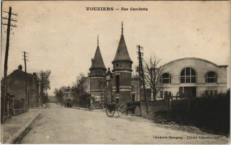 Carte postale ancienne Vouziers - Rue Gambetta à Vouziers