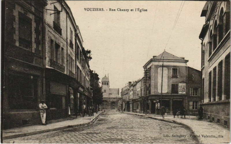 Carte postale ancienne Vouziers - Rue Chanzy et l'Eglise à Vouziers
