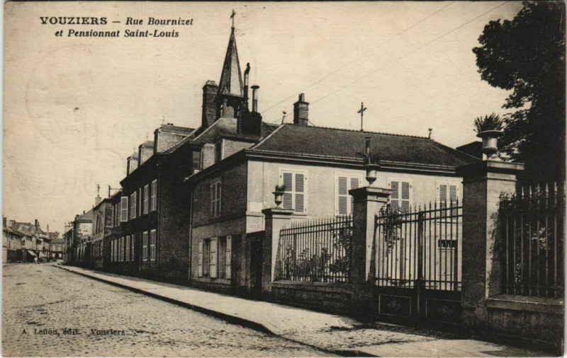 Carte postale ancienne Vouziers - Rue Bournizet et Pensionnat Saint-Louis à Vouziers