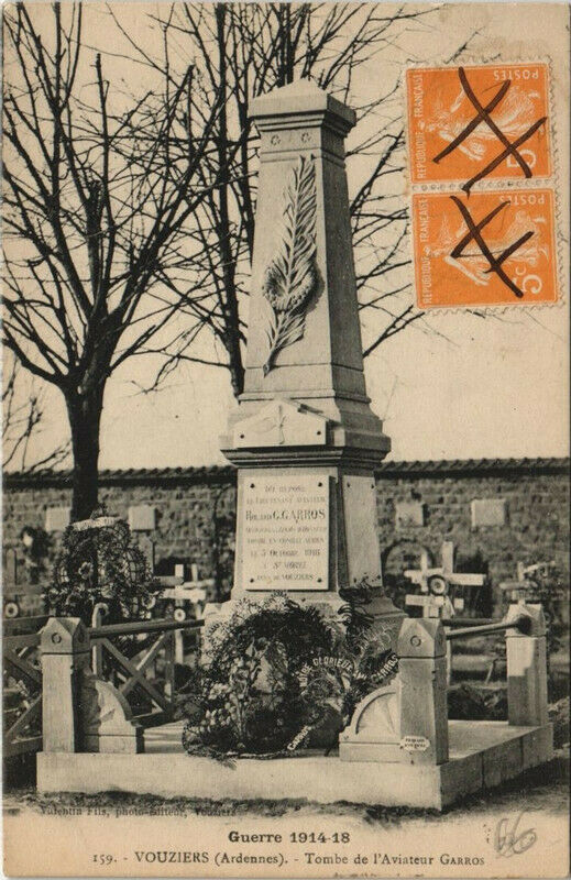 Carte postale ancienne Vouziers - Tombe de l'Avateur Garros à Vouziers