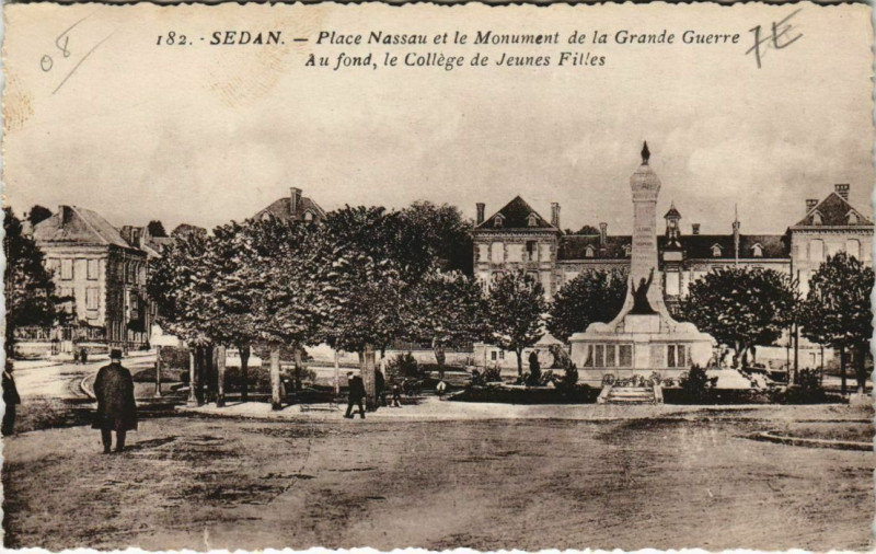 Carte postale ancienne Sedan - Place Nassau et le Monument de la Grande Guerre à Sedan