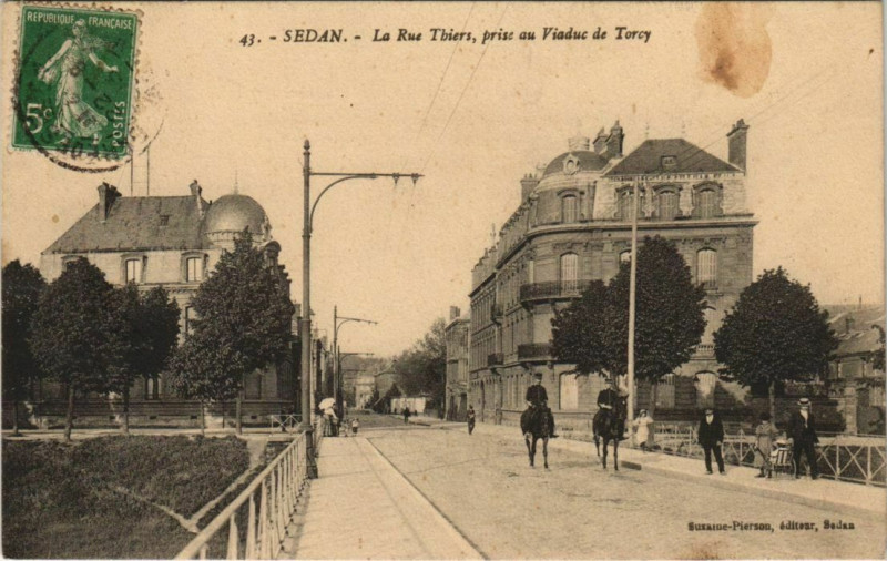 Carte postale ancienne Sedan - La Rue Thiers à Sedan