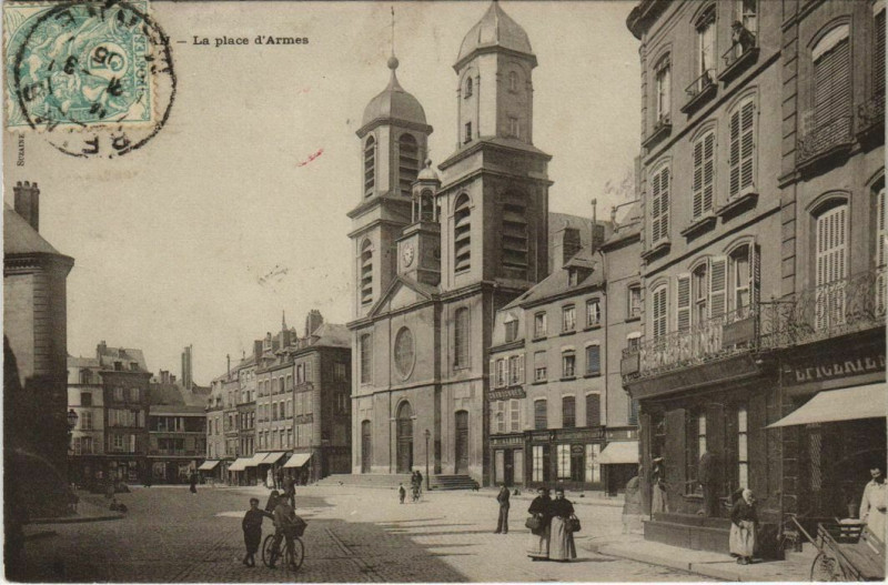 Carte postale ancienne Sedan - La Place d'Armes à Sedan