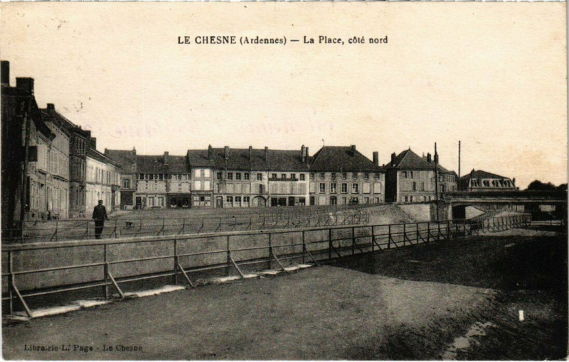 Carte postale ancienne Le Chesne - La Place coté nord