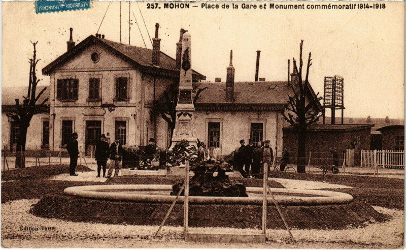Carte postale ancienne Mohon - Place de la Gare et Monument commémoratif 1914-1918