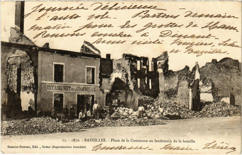 Carte postale ancienne Bazeilles- Place de la commune au lendemain de la bataille à Bazeilles