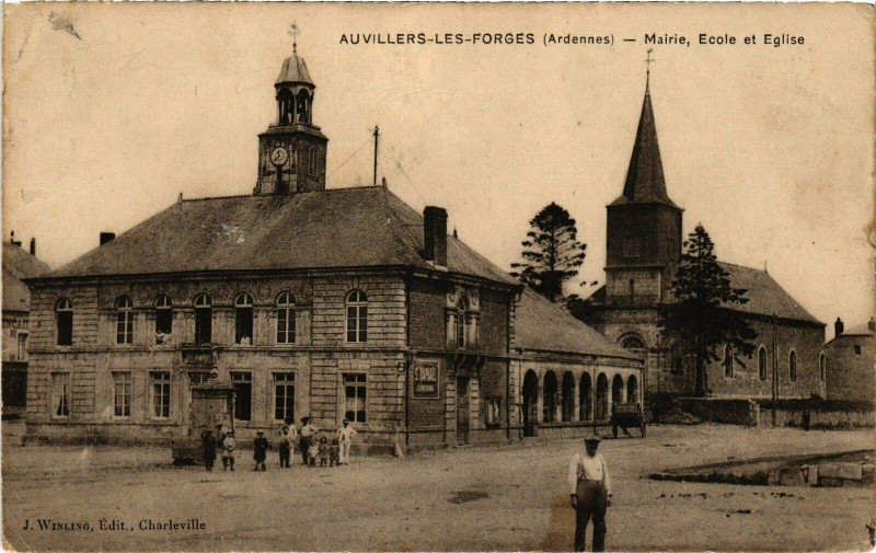 Carte postale ancienne Auvillers-les-Forges - Mairie, Ecole et Eglise à Auvillers-les-Forges