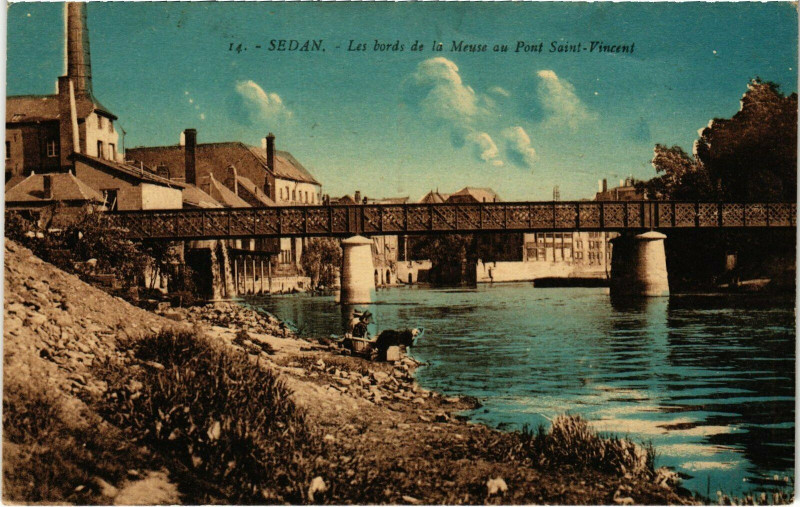 Carte postale ancienne Sedan - Les Bords de la Meuse au Pont Saint-Vincent à Sedan