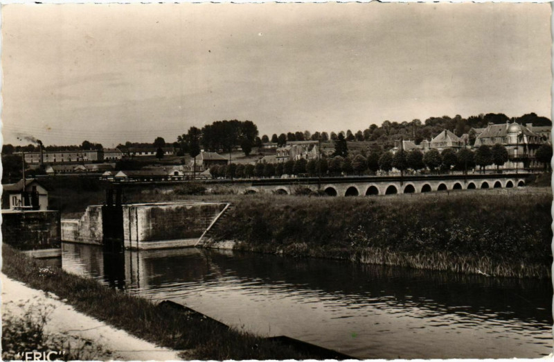 Carte postale ancienne Sedan L'Ecluse de Torcy et le Viaduc à Sedan