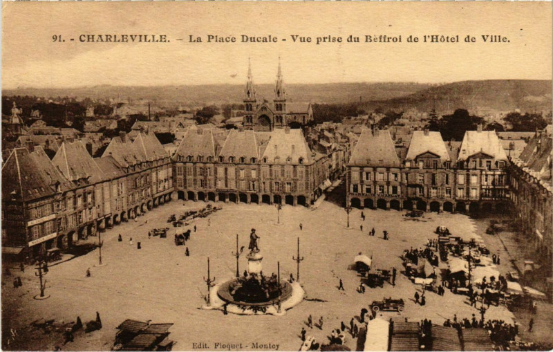 Carte postale ancienne Charleville La Place Ducale