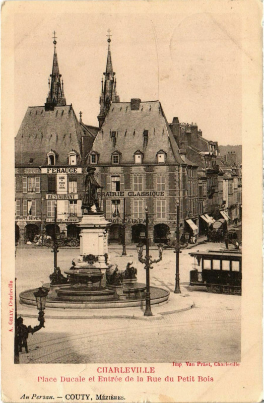 Carte postale ancienne Charleville Place Ducale