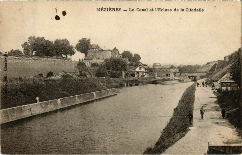 Carte postale ancienne Méziéres La Canal Ecluse de la Citadelle