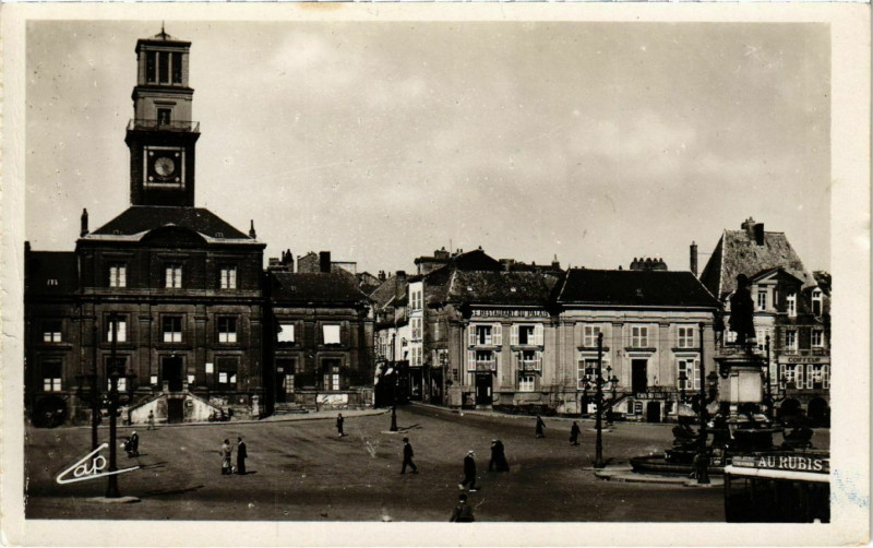 Carte postale ancienne Charleville Place Ducale et Hotel de Ville
