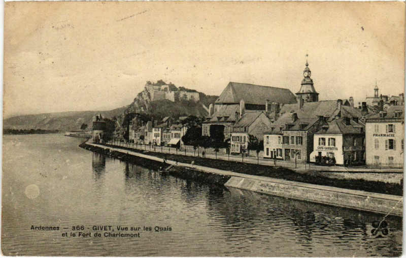 Carte postale ancienne Givet vue sur les Quais et Fort de Charlemont à Givet