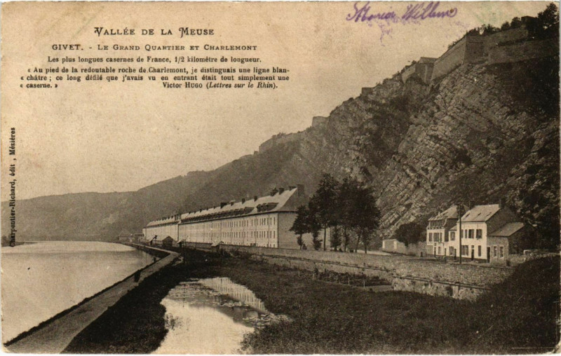Carte postale ancienne Givet Vallée de la Meuse Grand Quartier et Charlemont à Givet