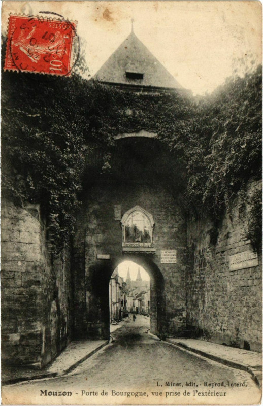 Carte postale ancienne Mouzon Porte de Bourgogne à Mouzon