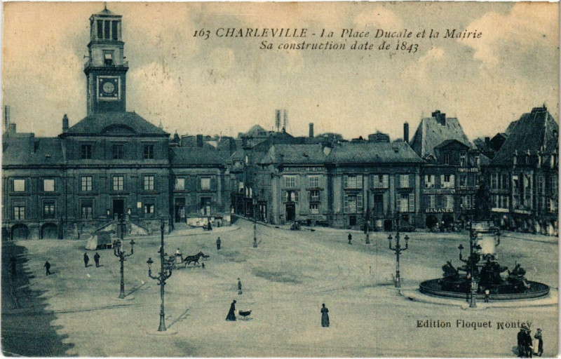 Carte postale ancienne Charleville La Place Ducale et la Mairie