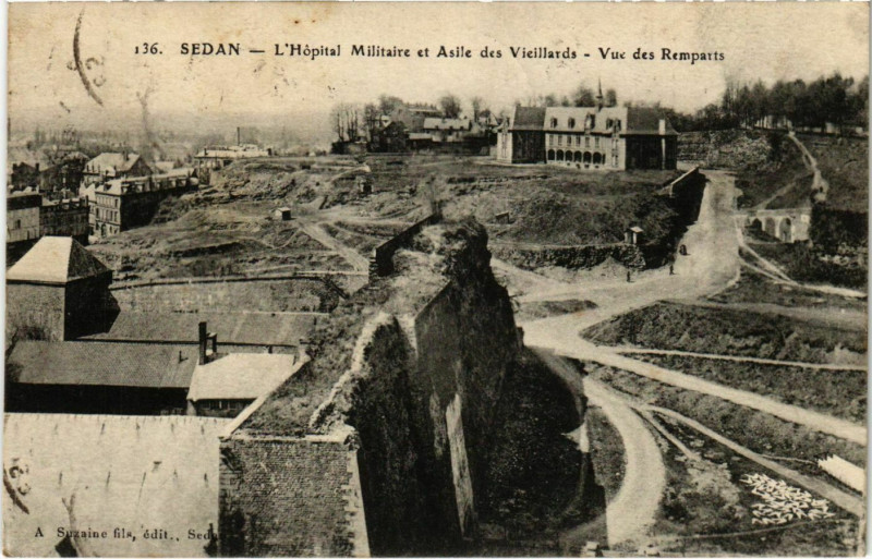 Carte postale ancienne Sedan L'Hopital Militaire Vue des Remparts à Sedan
