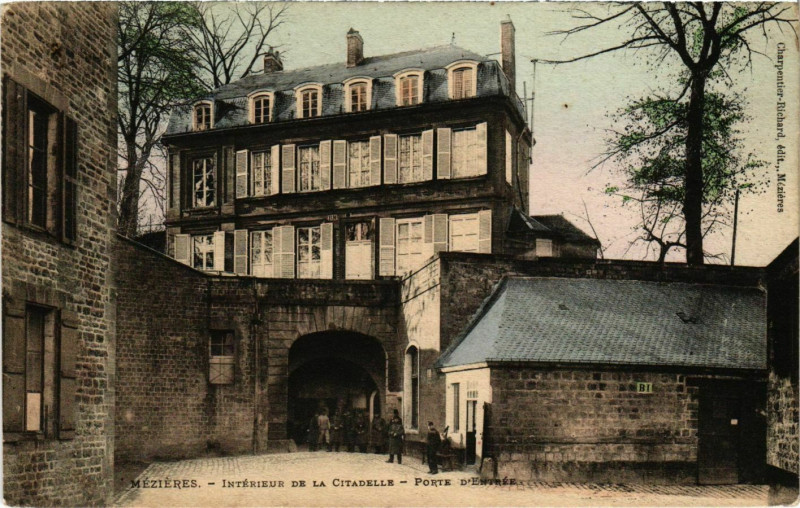 Carte postale ancienne Méziéres Intérieur de la Citadelle