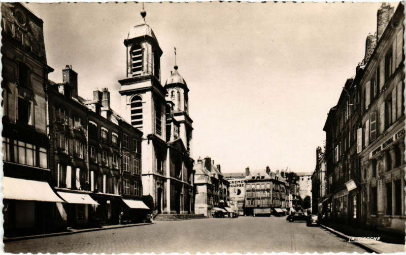 Carte postale ancienne Sedan Place d'Armes et Eglise St. Charles à Sedan