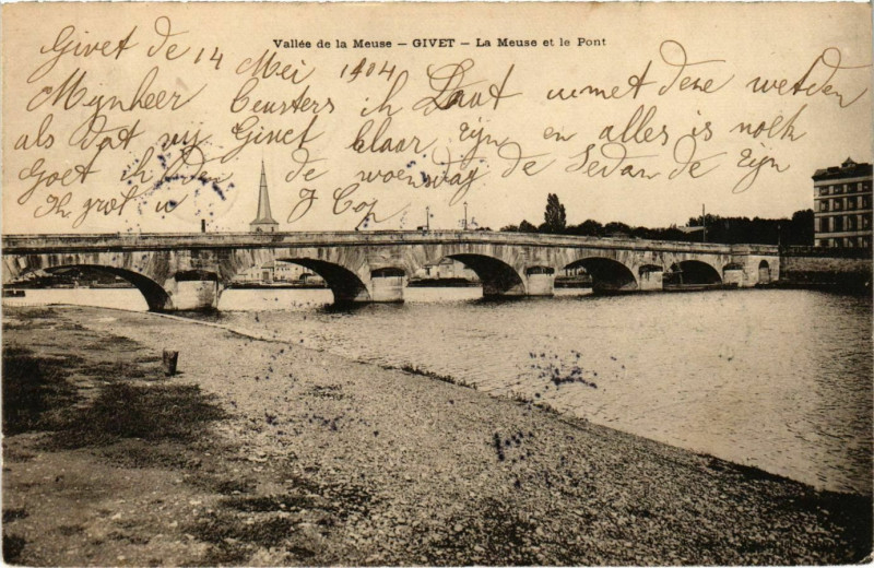 Carte postale ancienne Givet La Meuse et le Pont à Givet