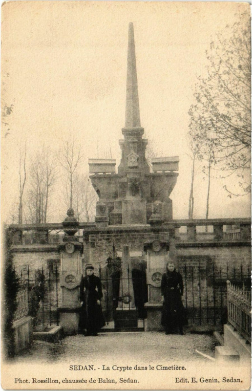 Carte postale ancienne Sedan La Crypte dans le Cimetiére à Sedan
