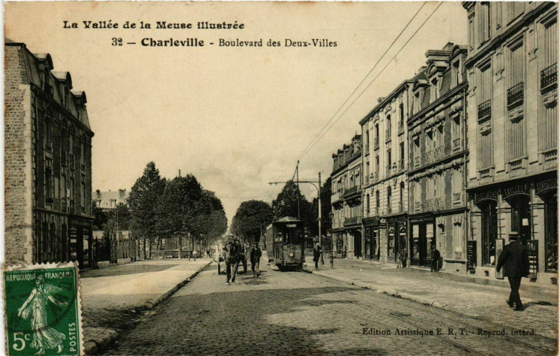 Carte postale ancienne Charleville Boulevard des Deux-Villes
