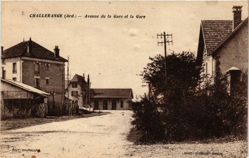 Carte postale ancienne Challerange (Ard.) - Avenue de la Gare et la Gare à Challerange