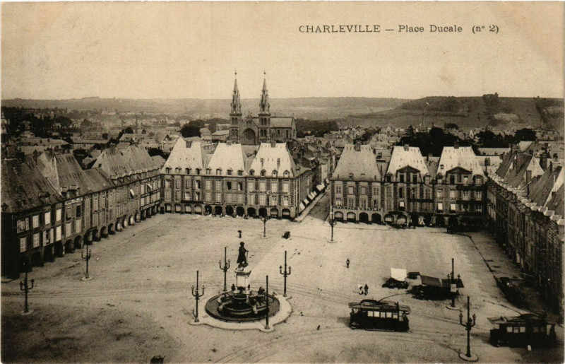 Carte postale ancienne Charleville - Place Ducale