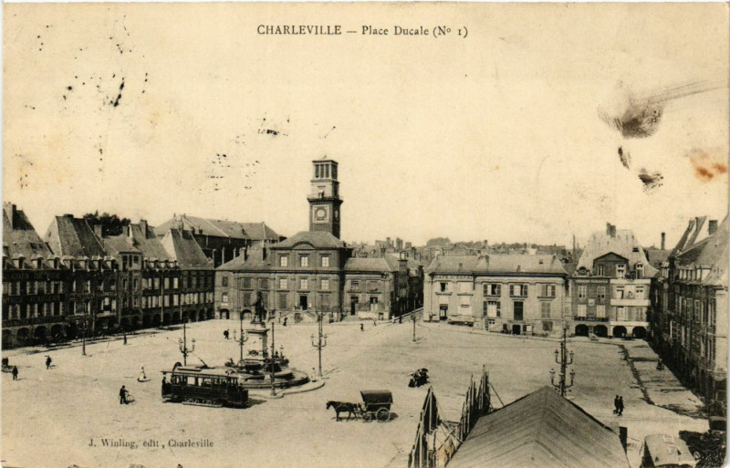 Carte postale ancienne Charleville - Place Ducale