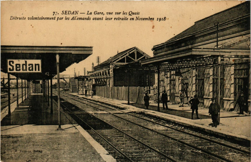 Carte postale ancienne Sedan - La Gare, vue sur les Quais - Détruite volontairement par... à Sedan