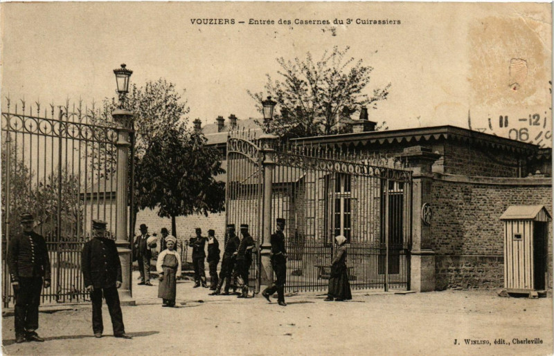 Carte postale ancienne Vouziers - Entrée des Casernes du 3* Cuirassiers à Vouziers
