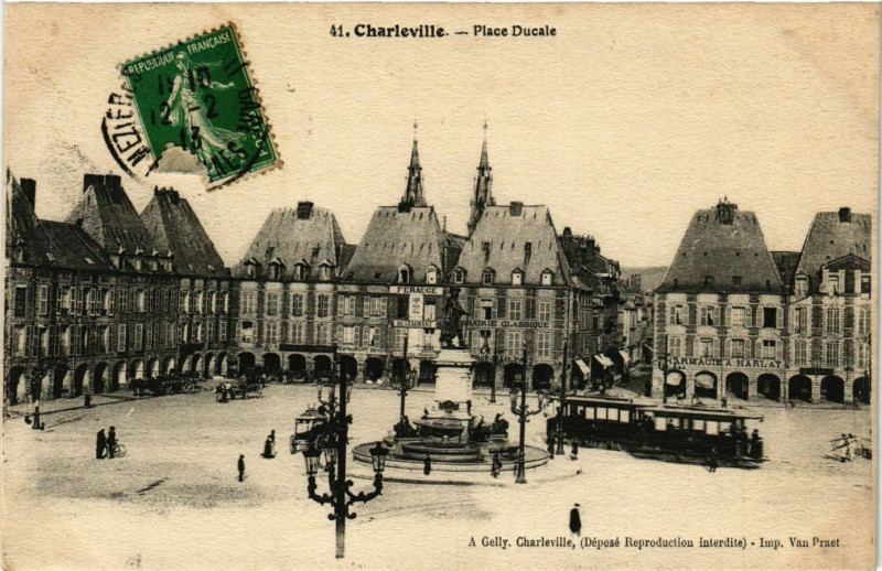 Carte postale ancienne Charleville - Place Ducale