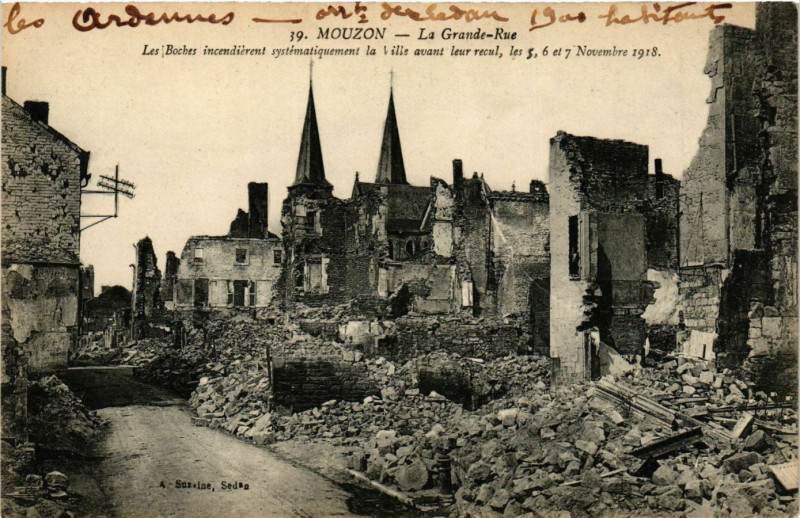 Carte postale ancienne Mouzon - La Grande-Rue - Les Boches incendiérent systématiquement à Mouzon
