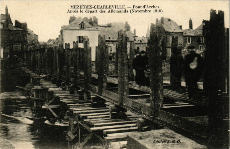 Carte postale ancienne Mezieres Charleville Pont d'Arches. Aprés le départ des Allemands