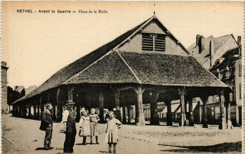 Carte postale ancienne Rethel - Avant la Guerre - Place de la Halle à Rethel
