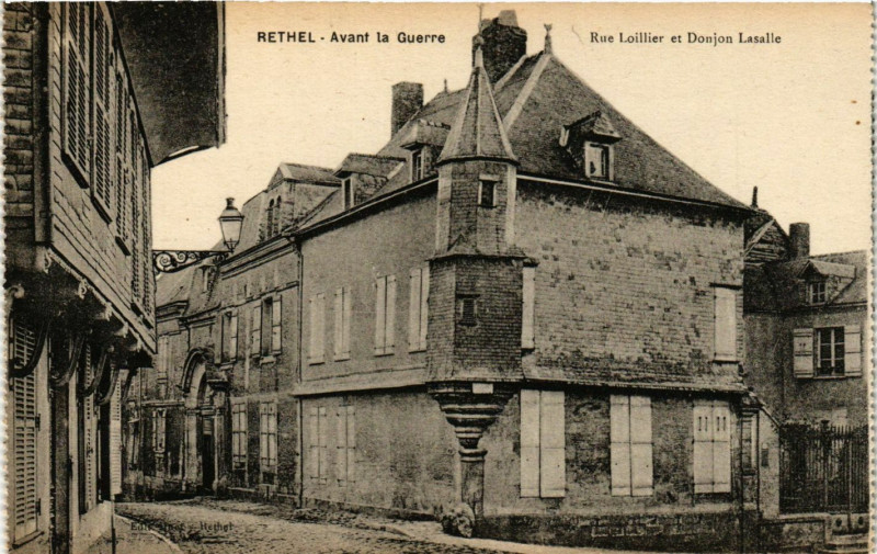 Carte postale ancienne Rethel - Avant la Guerre - Rue Loillier et Donjon Lasalle à Rethel