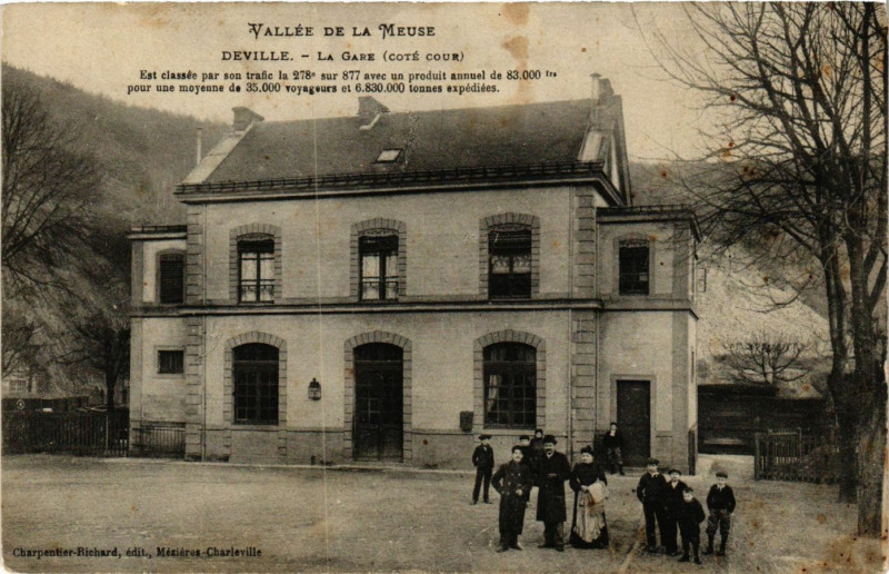 Carte postale ancienne Vallée dela Meuse - Deville - La Gare (coté cour) - Est classée .. à Deville