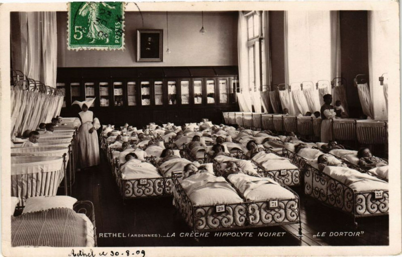 Carte postale ancienne Rethel - Creche Hippolyte Noiret, le Dortpir à Rethel