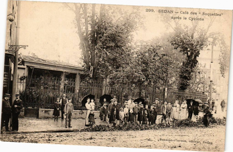 Carte postale ancienne Sedan - Café des Soquettes, apres le Cyclone à Sedan