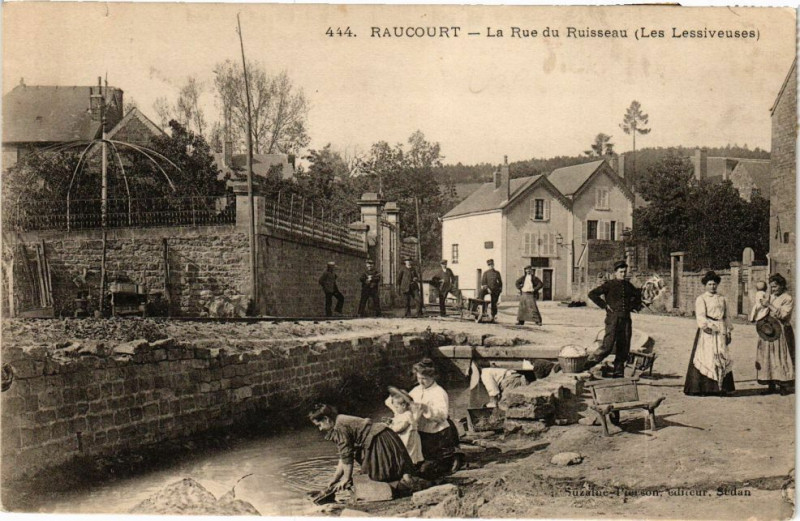 Carte postale ancienne Raucourt - La rue du Ruisseau, les lessiveuses