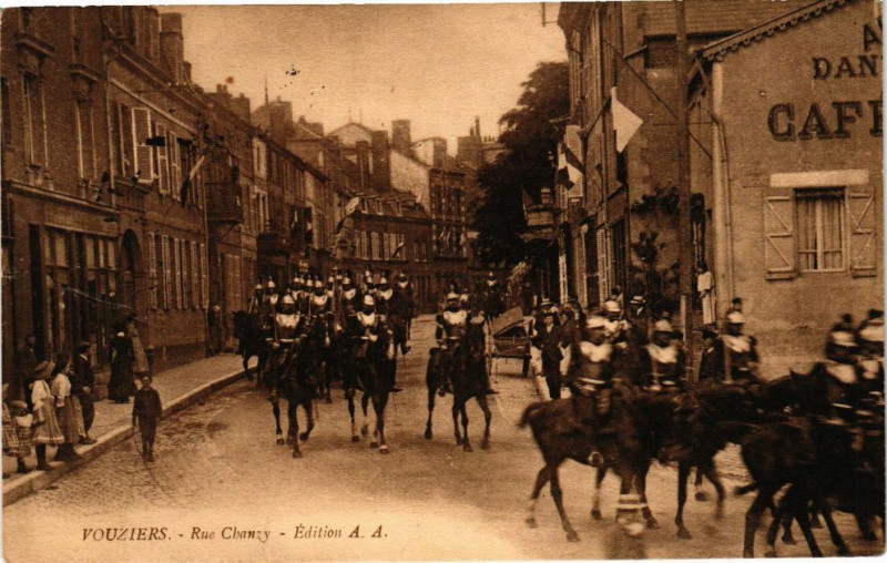 Carte postale ancienne Vouziers - Rue Chanzy à Vouziers