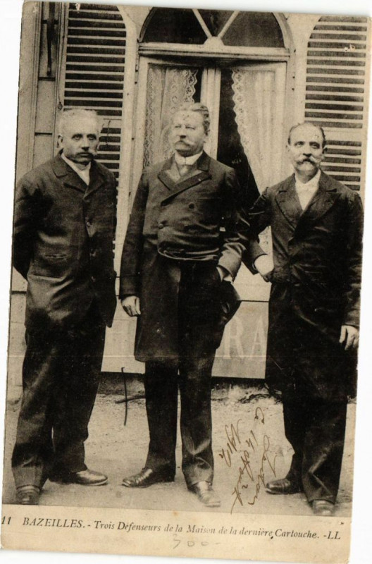 Carte postale ancienne Bazeilles - 3 défenseurs de la Maison de la Dermiere Cartouche à Bazeilles