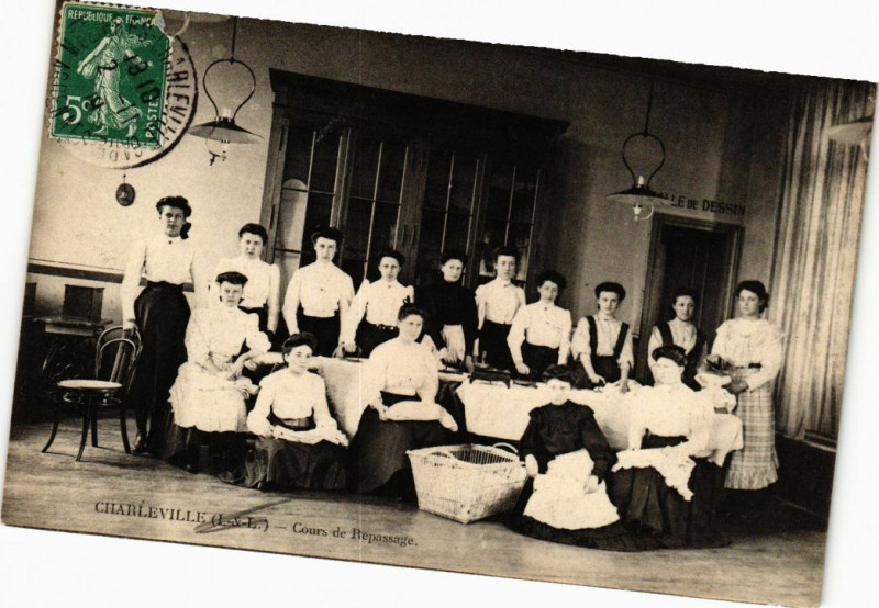 Carte postale ancienne Charleville - Cours de Repassage