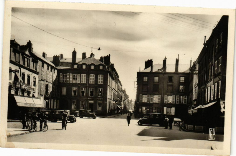 Carte postale ancienne Sedan - Place Goulden à Sedan