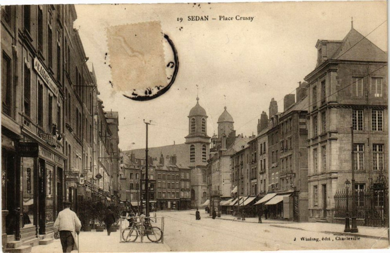 Carte postale ancienne Sedan - Place Crussy à Sedan