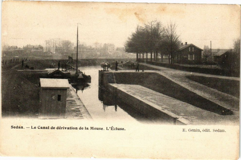 Carte postale ancienne Sedan - Le Canal de dérivation de la Méuse - L'Ecluse à Sedan